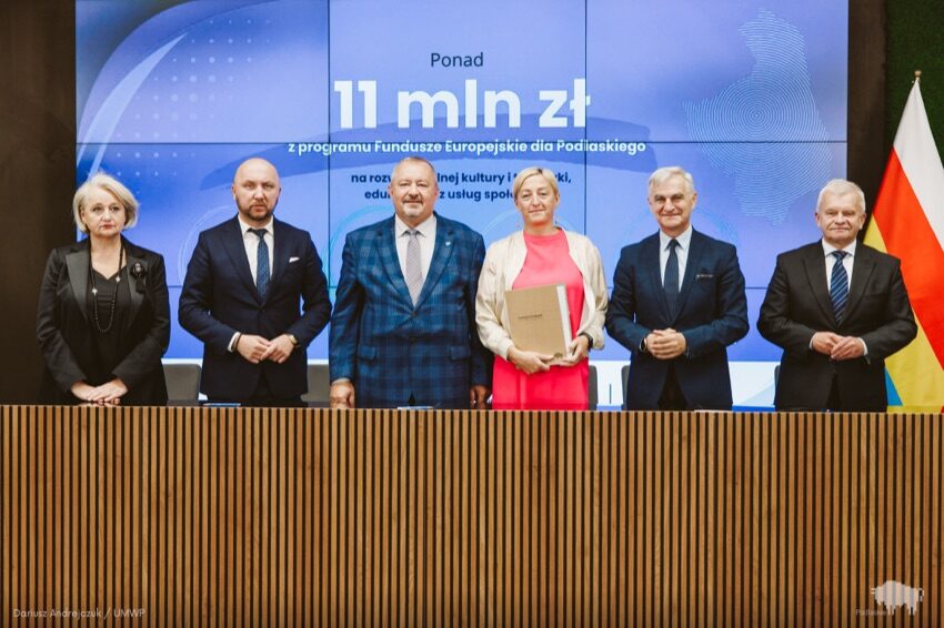 Przedstawiciele gminy Szepietowo z podpisaną umową i członkowie zarządu województwa podlaskiego