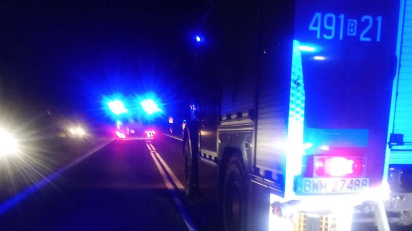 Wozy strażackie na sygnałach na drodze krajowej nr 66 w gminie Wysokie Mazowieckie