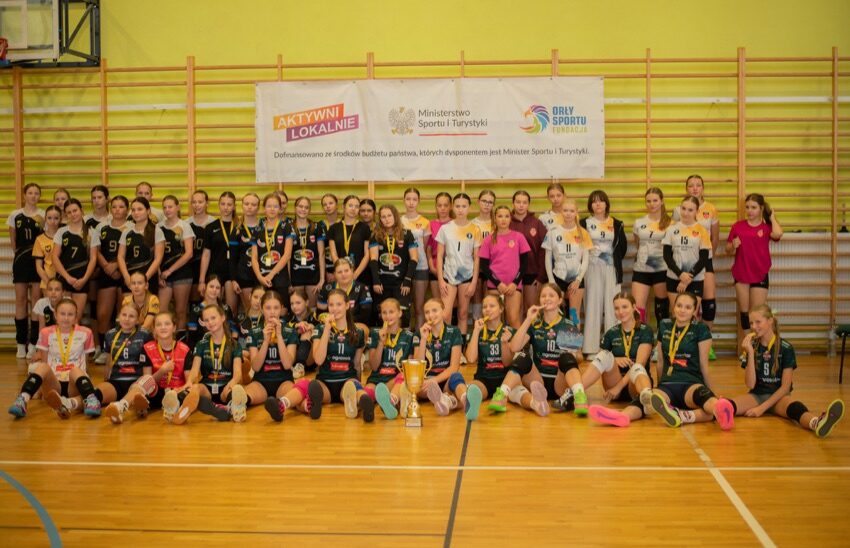 Wspólne zdjęcie drużyn uczestniczących w turnieju Rotmistrz Cup w Ciechanowcu