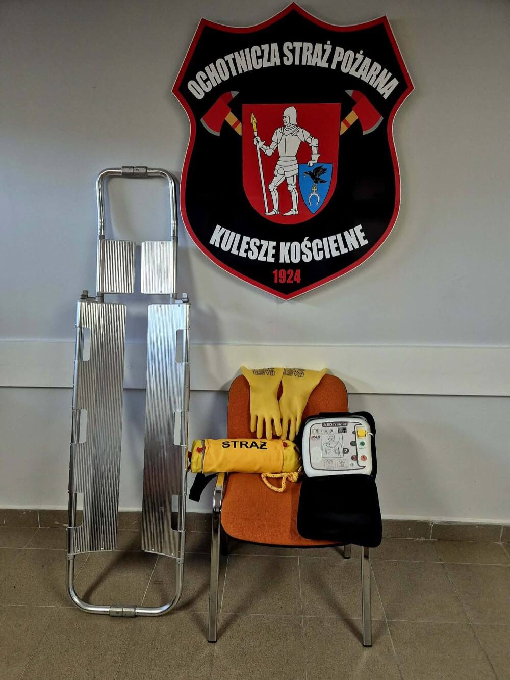 Nosze podbierakowe, rękawice dielektryczne, rzutka ratownicza i defibrylator treningowy pod godłem OSP Kulesze Kościelne