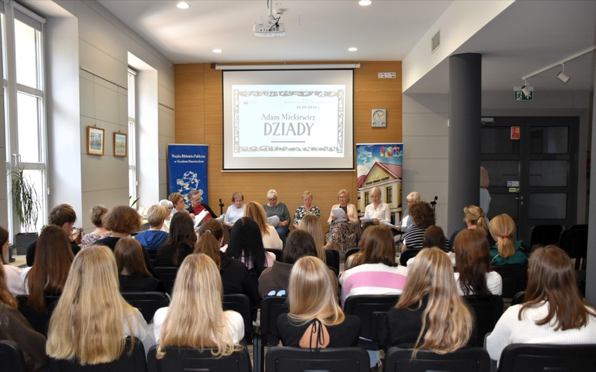 Narodowe Czytanie w Miejskim Ośrodku Kultury w Wysokiem Mazowieckiem - wspólne czytanie „Dziadów”