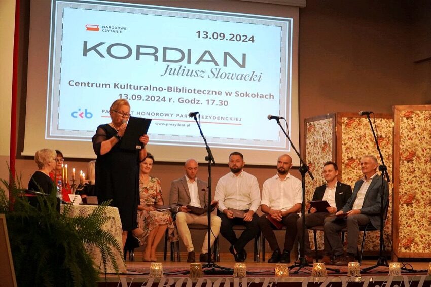 Narodowe Czytanie w Centrum Kulturalno-Bibliotecznym w Sokołach, czytający na scenie