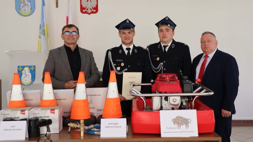 Wójt, zastępca wójta i dwaj strażacy OSP przy nowym sprzęcie w gminie Wysokie Mazowieckie