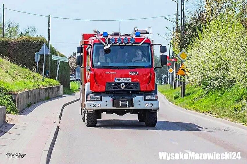 Wóz strażacki OSP na drodze, zdjęcie ilustracyjne