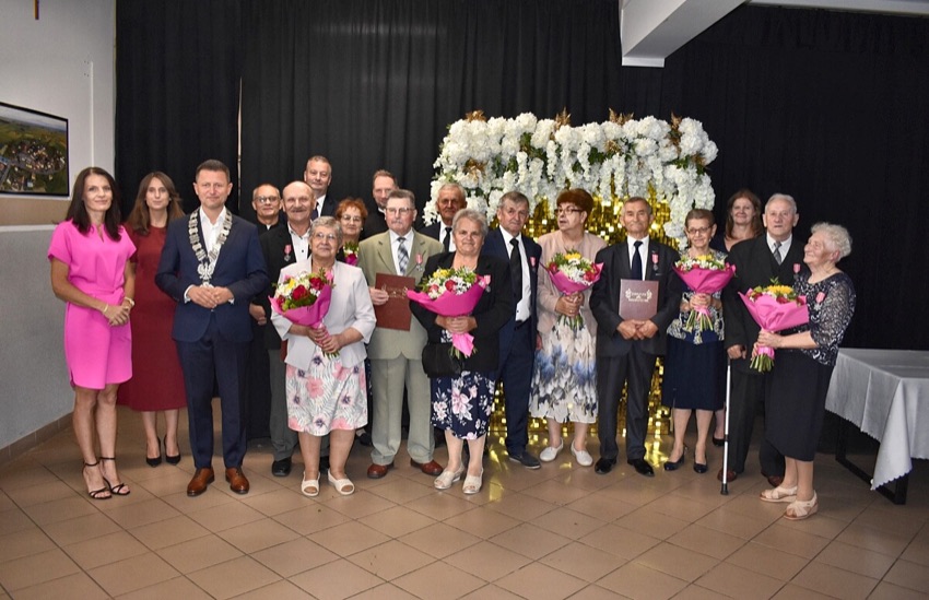 Sześć par jubilatów z wójtem gminy Klukowo podczas uroczystości Złotych Godów w Klukowie