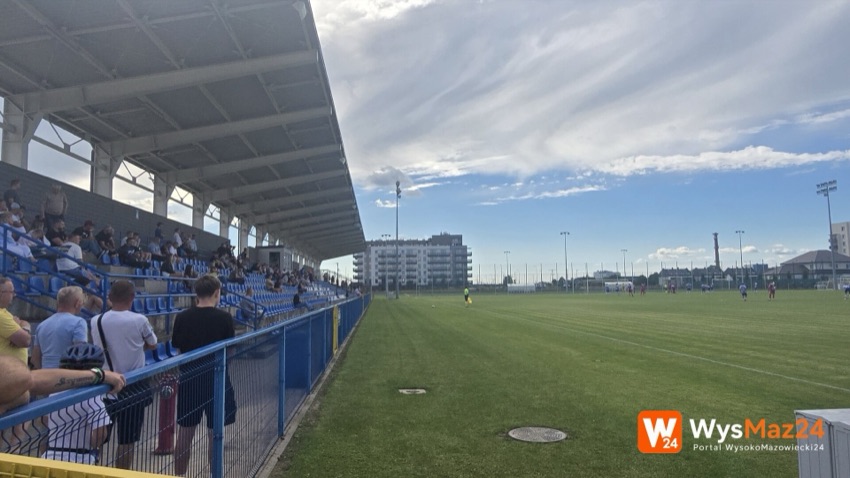 Trybuna i murawa stadionu w Wysokiem Mazowieckiem podczas meczu Ruchu