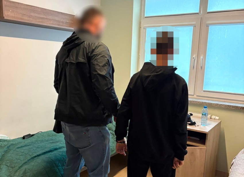 Policjant z zatrzymanym 15-latkiem w pokoju placówki wychowawczej