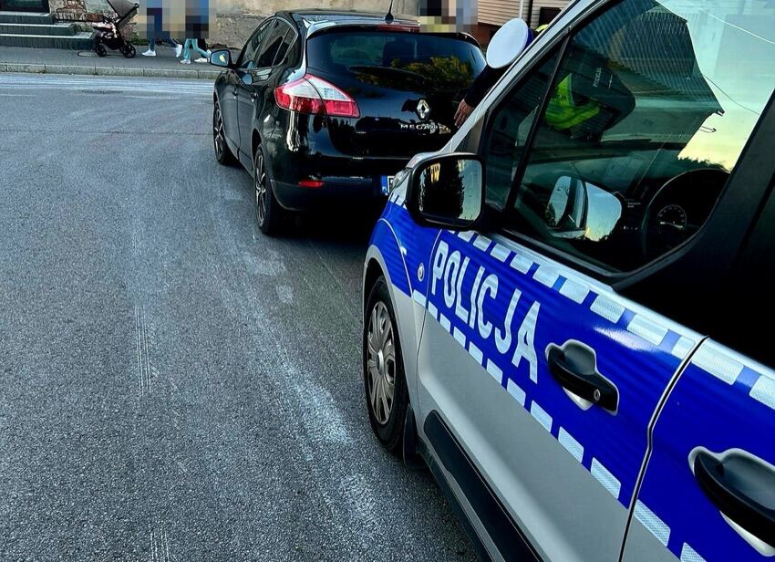 Zatrzymane Renault Megane i radiowóz policji na ulicy w Wysokiem Mazowieckiem