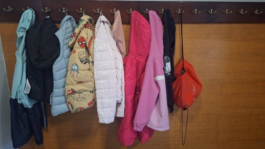 Dziecięce kurtki i bluzy na wieszaku w COKiS w Ciechanowcu