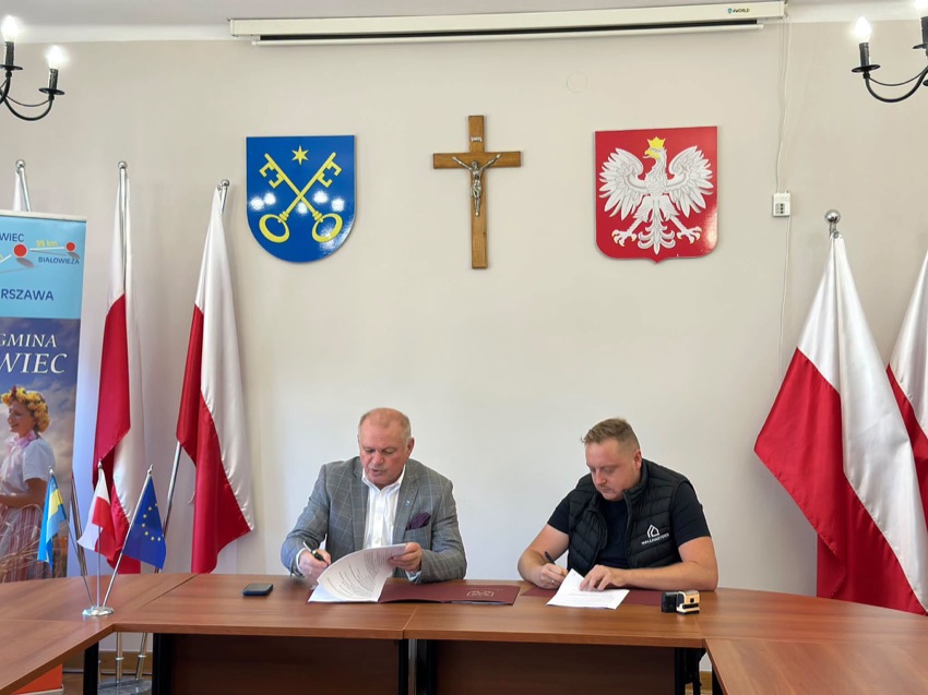 Burmistrz Ciechanowca Eugeniusz Święcki i prezes Kamil Perko podpisują umowę na remont elewacji urzędu