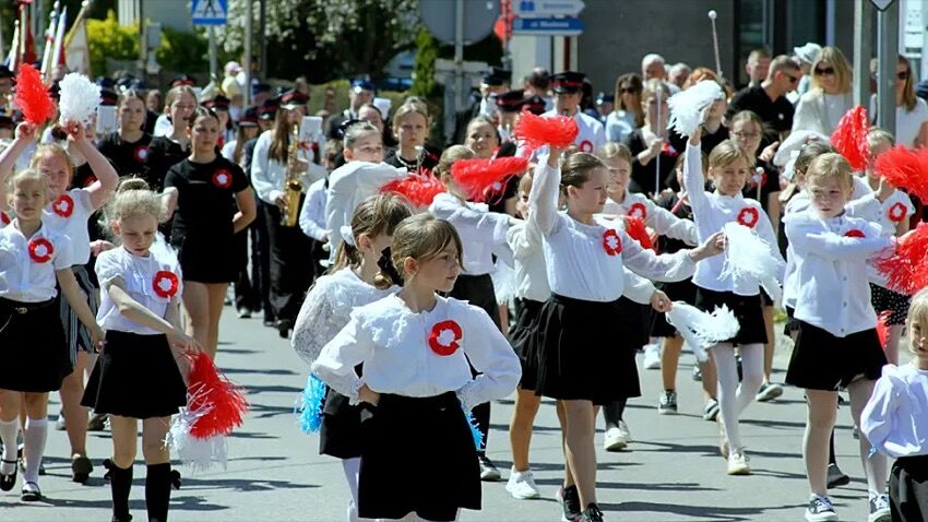 Mażoretki w pochodzie podczas obchodów 3 Maja w Ciechanowcu - zdjęcie archiwalne