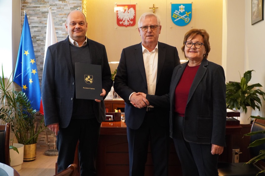 Podpisanie umowy na zakup ciągnika w Urzędzie Miejskim w Czyżewie