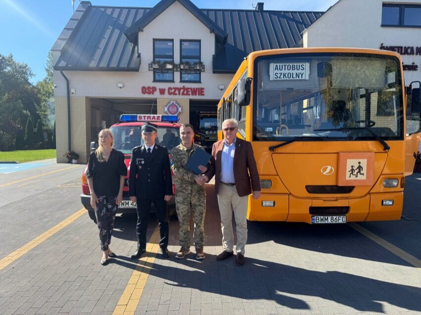 Przekazanie autobusu Jelcz i Volkswagena Transportera przed remizą OSP w Czyżewie