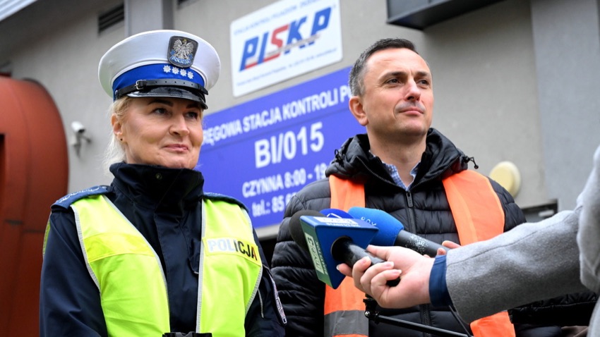 Konferencja policji o kampanii Twoje światła - Nasze bezpieczeństwo w Białymstoku