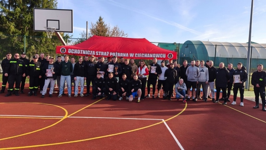 Drużyny OSP z gminy Ciechanowiec na boisku podczas Pikniku Bezpieczeństwa