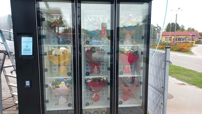 Kwiatomat Krainy Zieleni w Ciechanowcu - bukiety w przeszklonych skrytkach