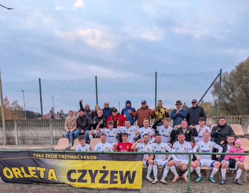 Piłkarze Orląt Czyżew z rodzinami i kibicami na trybunie stadionu w Siemiatyczach