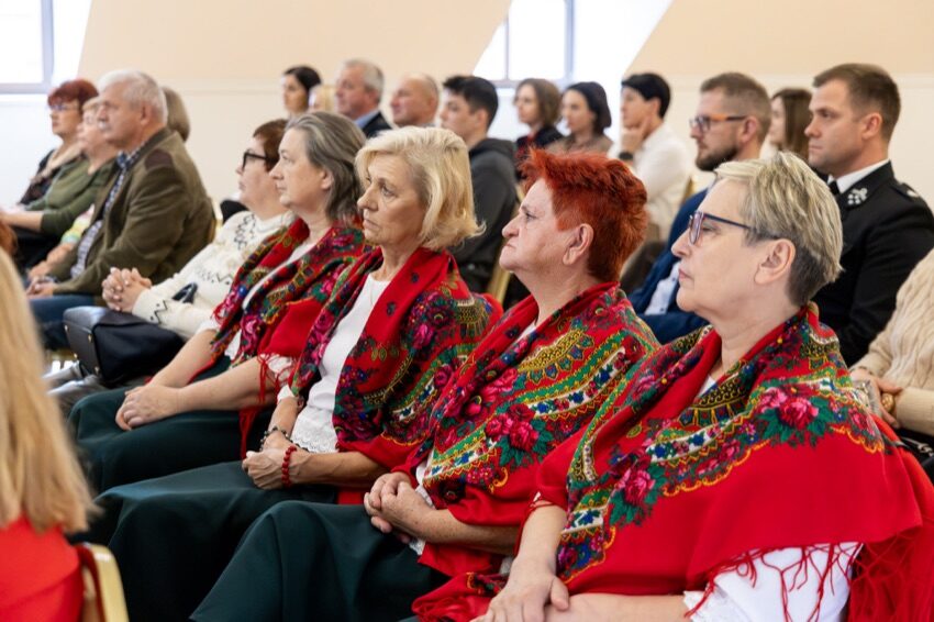 Członkinie kół gospodyń wiejskich w ludowych chustach na Forum Liderów Zmian na Obszarach Wiejskich w Ciechanowcu