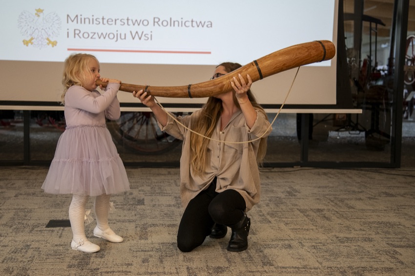 Dziewczynka z ligawką podczas podsumowania projektu Głos ligawki w Muzeum Rolnictwa w Ciechanowcu