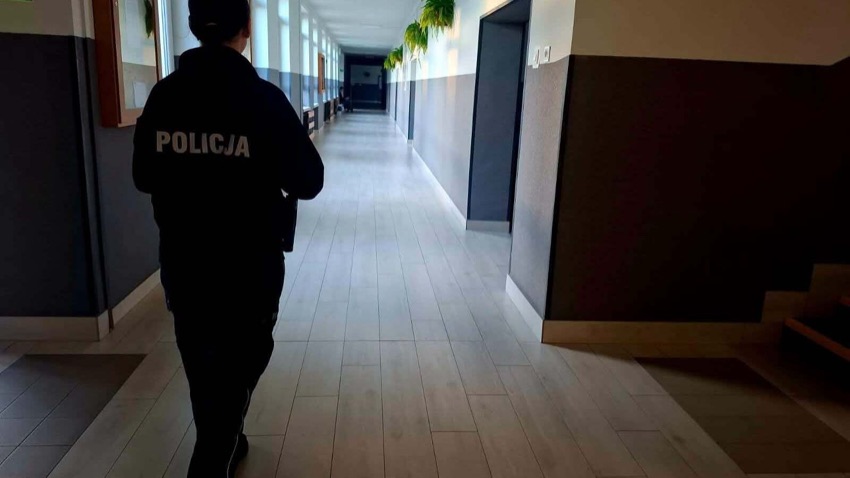 Policjantka na szkolnym korytarzu w Wysokiem Mazowieckiem