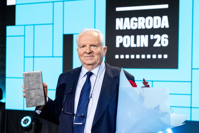 Henryk Pogorzelski z Sokół ze statuetką Nagrody POLIN 2026 na scenie w Muzeum POLIN w Warszawie