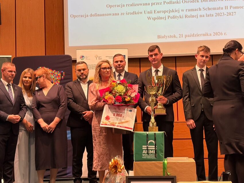 Laureaci Podlaskiej AgroLigi 2026 z pucharem i kwiatami na gali w Białymstoku