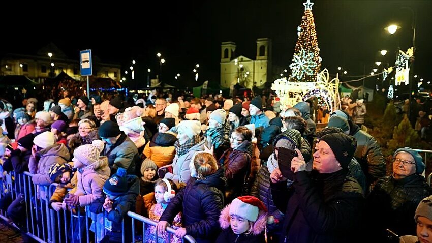 Dzieci i mieszkańcy przed choinką na Dużym Rynku w Czyżewie podczas jarmarku w 2025 roku