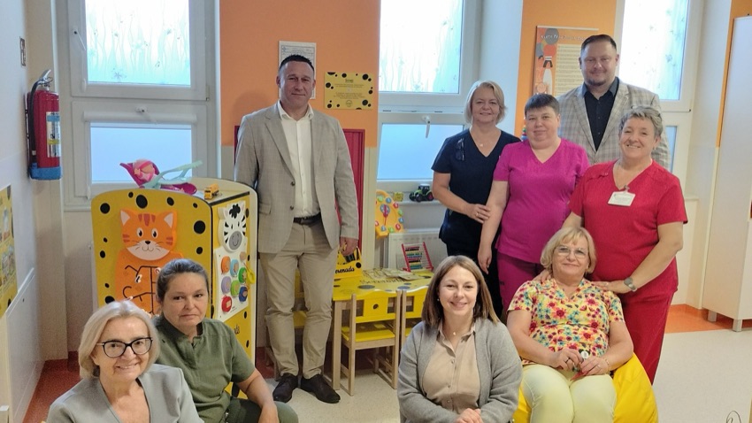 Personel Szpitala Ogólnego i goście w nowym kąciku zabaw na Oddziale Pediatrycznym w Wysokiem Mazowieckiem