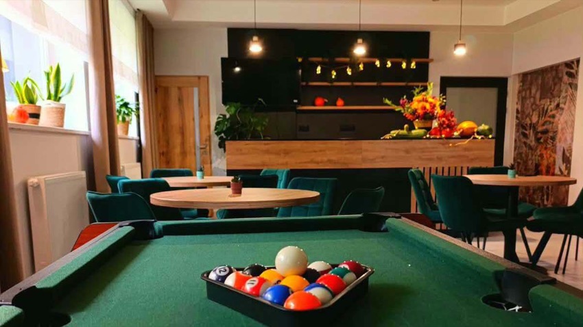Kawiarenka w GOK w Czyżewie: stół bilardowy, stoliki i bar po remoncie