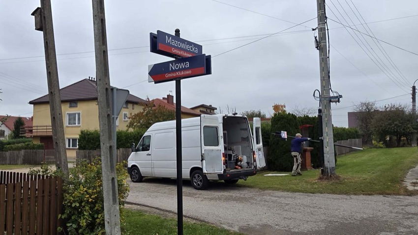 Montaż nowych tabliczek z nazwami ulic Mazowiecka i Nowa w Klukowie