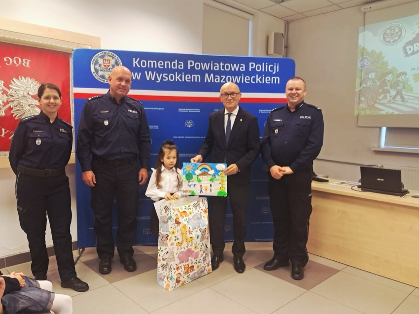 Laureatka konkursu Bezpieczna droga do szkoły z nagrodą w KPP w Wysokiem Mazowieckiem