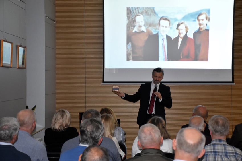 Filip Frąckowiak podczas wykładu o Ryszardzie Kuklińskim w kawiarni MOK w Wysokiem Mazowieckiem