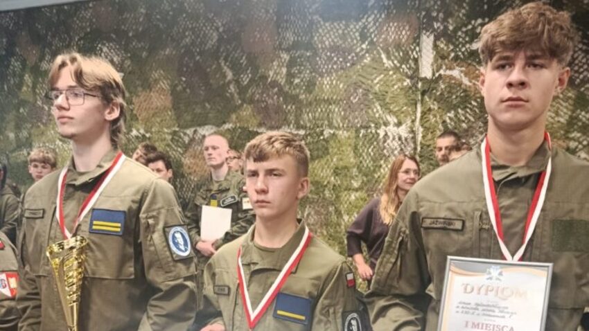 Kadeci z liceum w Ciechanowcu z medalami, pucharem i dyplomem za 1. miejsce w wojewódzkich mistrzostwach strzeleckich klas wojskowych