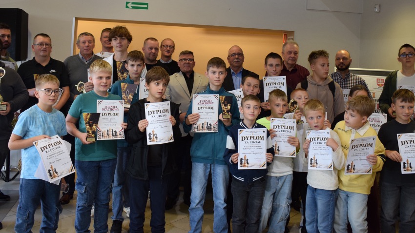 Uczestnicy XXI Powiatowego Turnieju Szachowego w Szepietowie z dyplomami