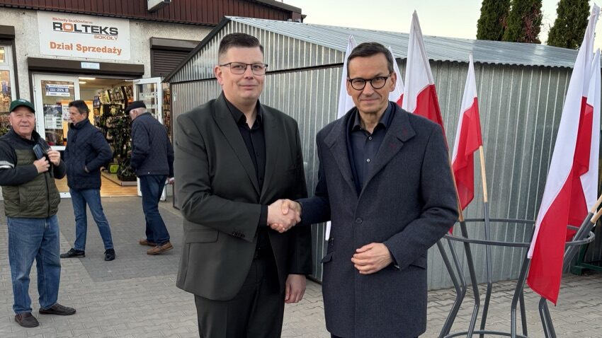 Mateusz Morawiecki i Marcin Kruszewski przed hurtownią Rolteks w Sokołach