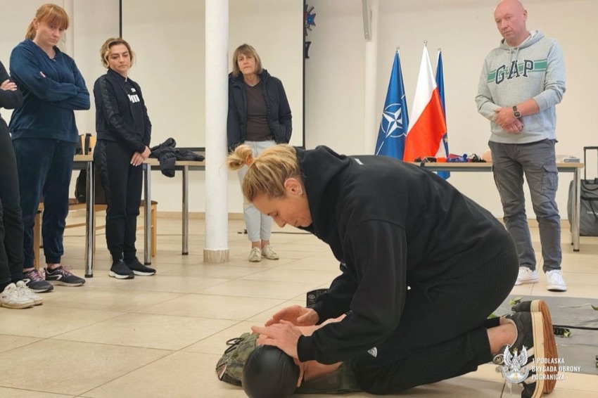 Uczestniczka kursu wGotowości ćwiczy na fantomie pod okiem instruktora 1 Podlaskiej Brygady Obrony Pogranicza