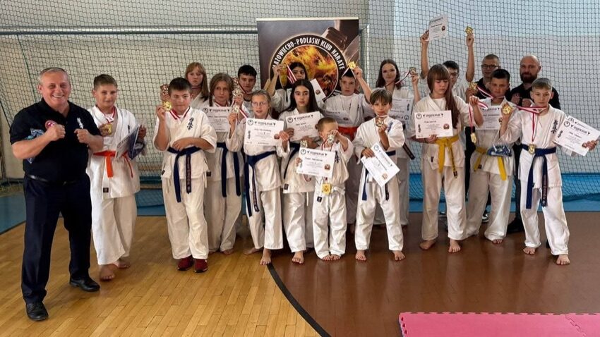 Zawodnicy Mazowiecko-Podlaskiego Klubu Karate z medalami i dyplomami po mistrzostwach w Białej Podlaskiej