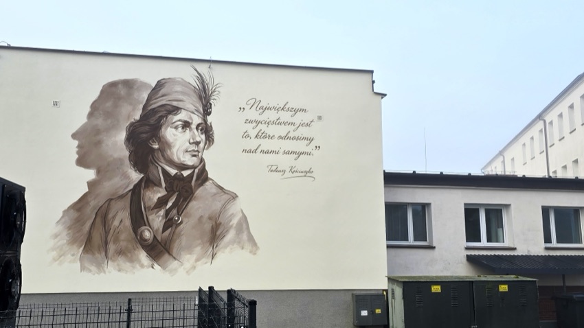 Mural z Tadeuszem Kościuszką na ścianie Szkoły Podstawowej nr 1 w Wysokiem Mazowieckiem