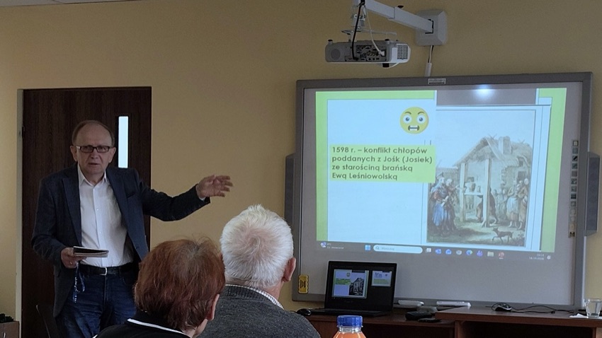 Historyk Jan Pogorzelski podczas spotkania z Klubem Seniora w Nowych Piekutach