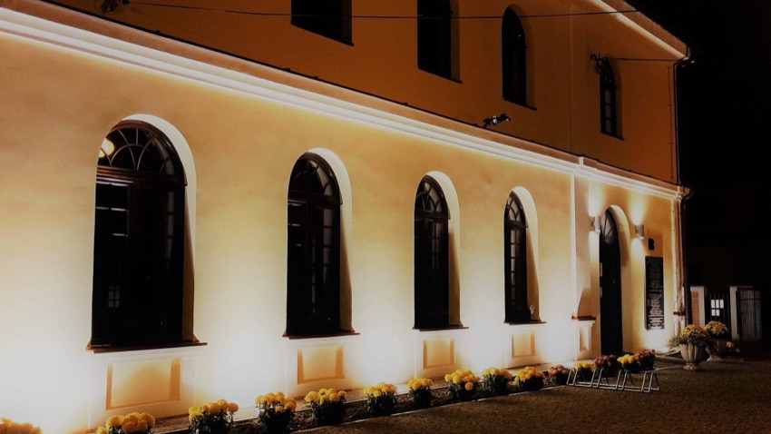 Ciechanowiec: budynek COKiS nocą