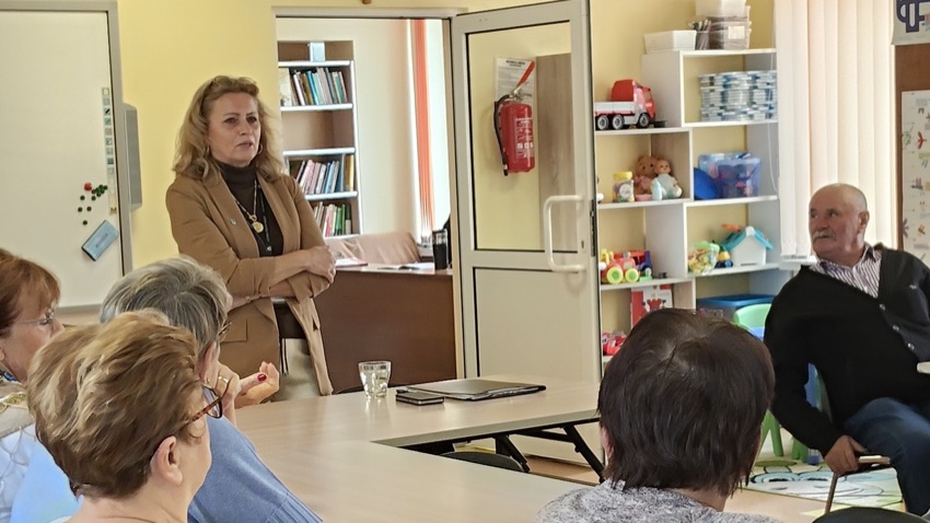 Iwona Koc, kierownik OPS w Nowych Piekutach, na spotkaniu z Klubem Seniora