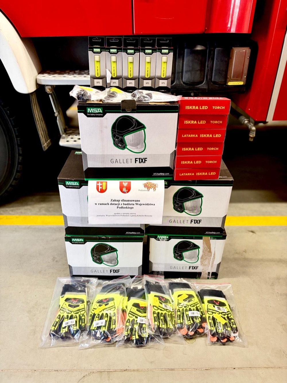 Hełmy Gallet F1XF, latarki Iskra LED, lampy XPS i rękawice techniczne kupione dla OSP Kobylin-Borzymy i OSP Pszczółczyn