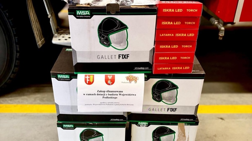 Nowe hełmy Gallet F1XF i latarki Iskra LED dla strażaków z gminy Kobylin-Borzymy