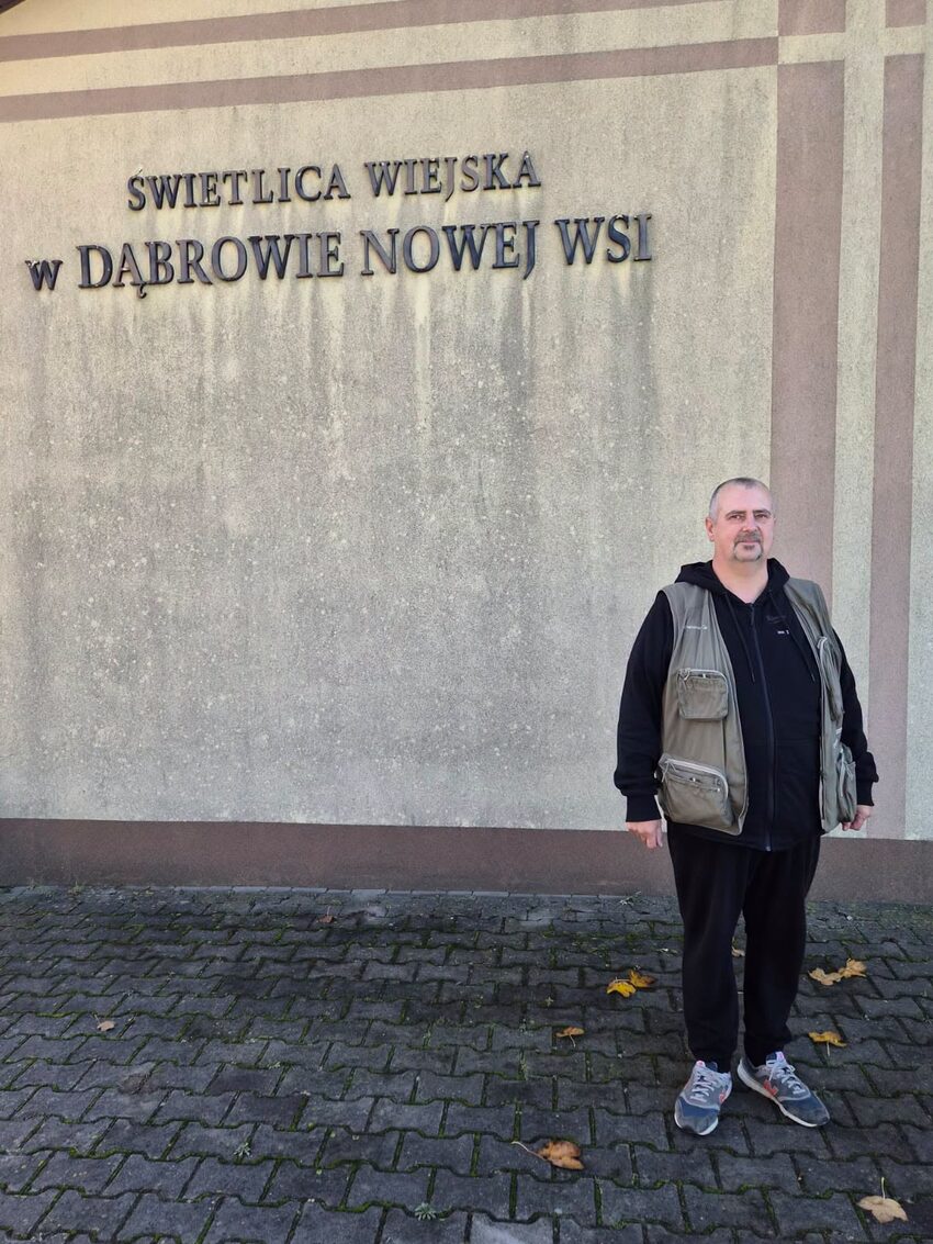 Krzysztof Dąbrowski przed świetlicą wiejską w Dąbrowie-Nowej Wsi
