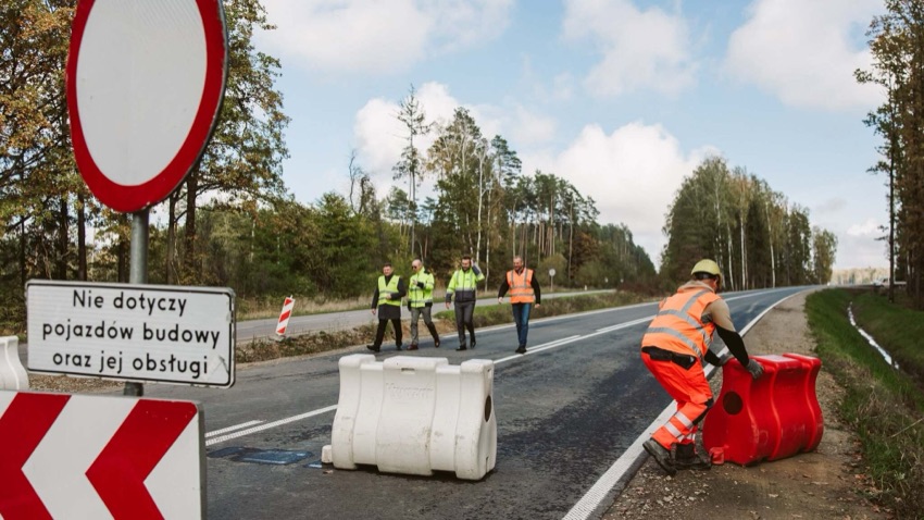 Drogowiec zdejmuje zapory z nowej obwodnicy na drodze wojewódzkiej 678 w gminie Wysokie Mazowieckie