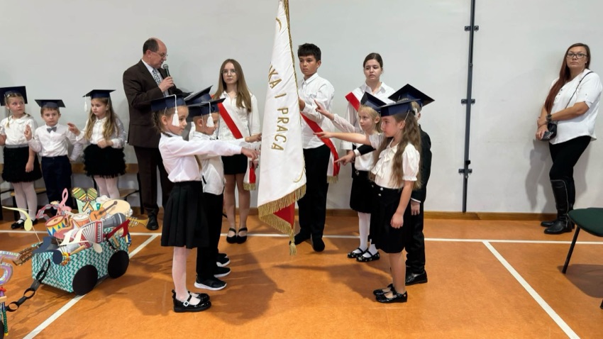 Pierwszoklasiści ze Szkoły Podstawowej im. Mikołaja Kopernika w Ciechanowcu składają ślubowanie na sztandar