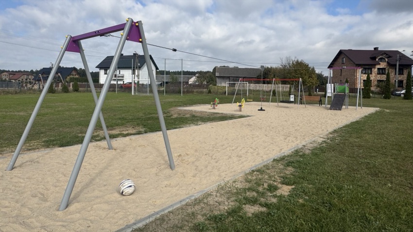 Nowy plac zabaw z tyrolką w Starym Wyknie, gmina Kulesze Kościelne