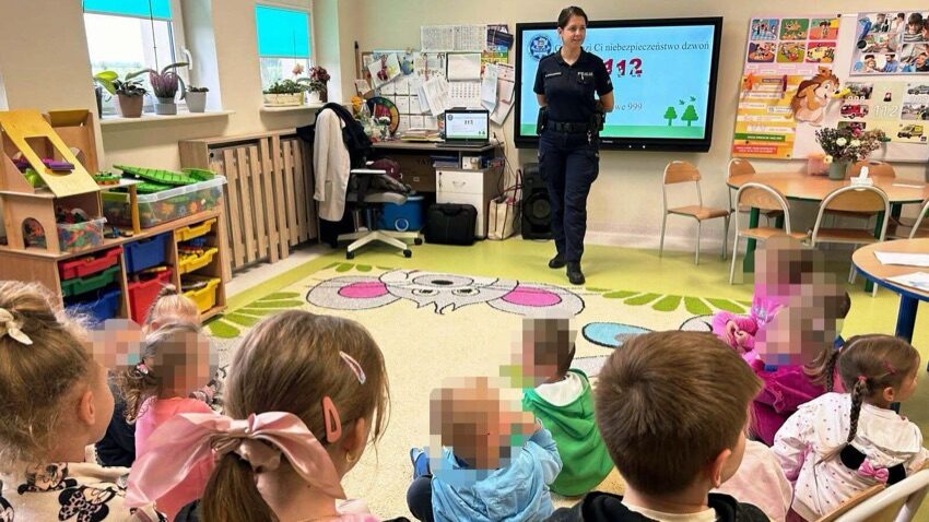 Policjantka z KPP w Wysokiem Mazowieckiem podczas spotkania z dziećmi w sali lekcyjnej