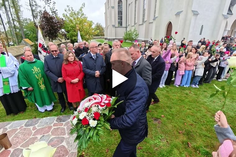 Kadr z filmu o wprowadzeniu relikwii ks. Popiełuszki w Kuleszach Kościelnych
