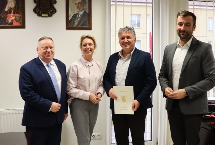 Umowy na remont dróg we Wróblach, Osipach-Zakrzewiźnie i Kalinowie-Czosnowie podpisane w gminie Wysokie Mazowieckie